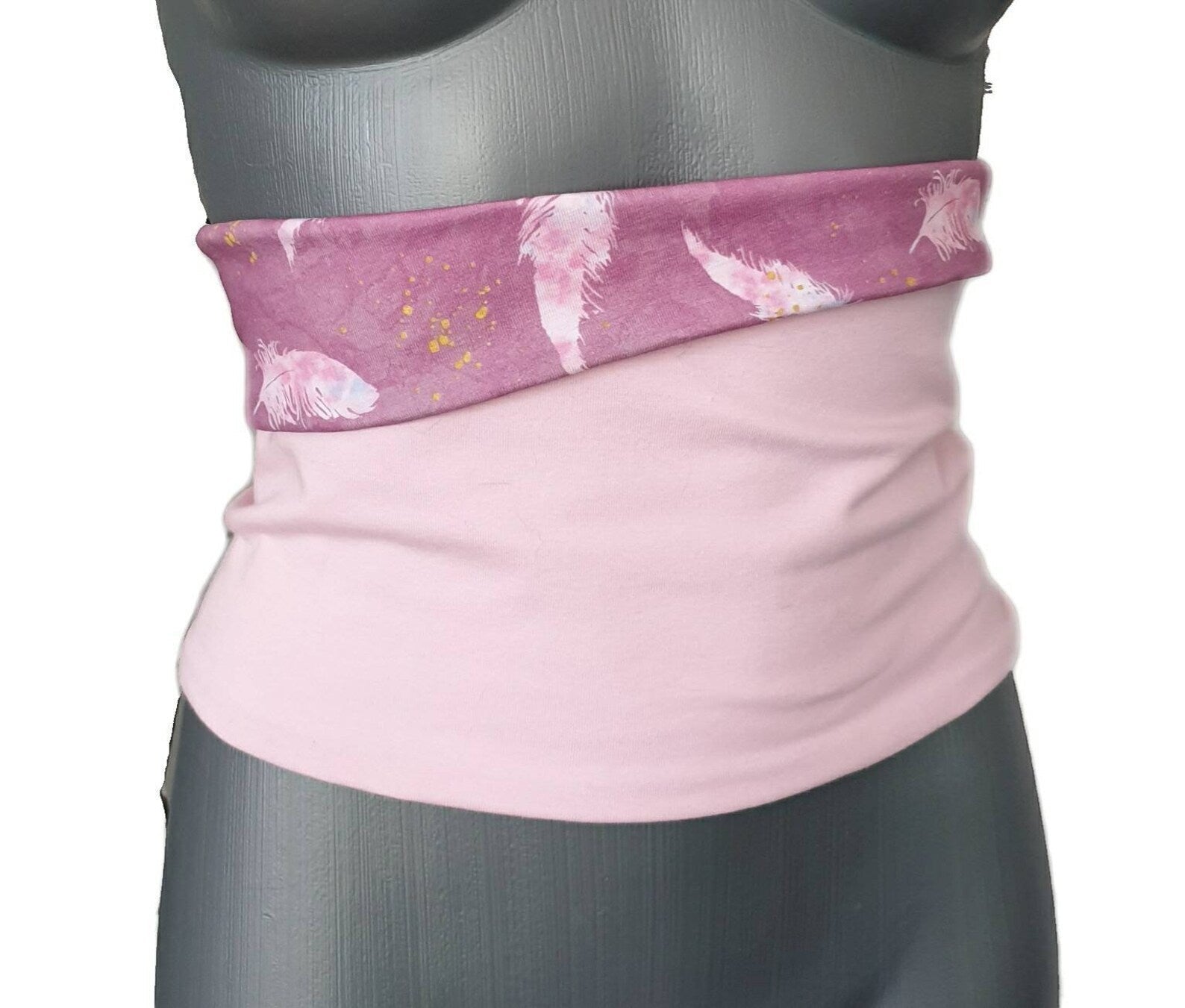 Fly and Fit reversible cotton jersey haramaki back warmer featuring a pink feather print and solid baby pink side.